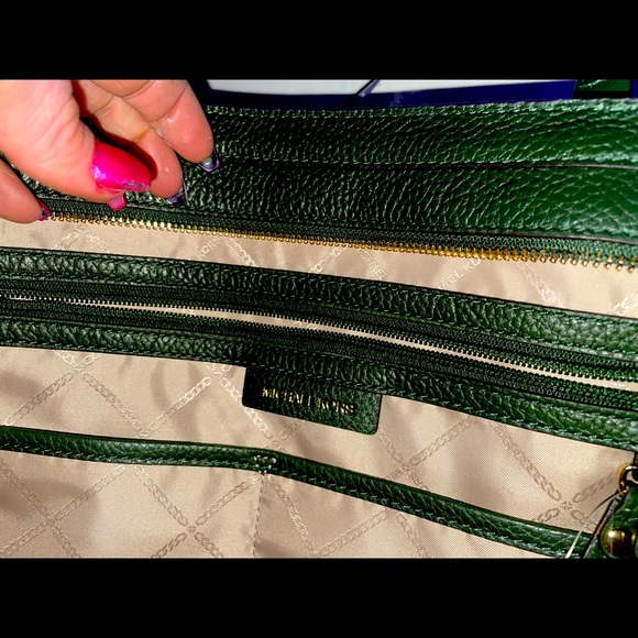 Micheal kors tote - Picture 3 of 5